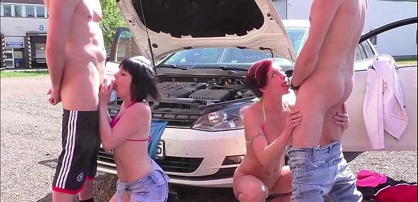 GERMAN TEEN - ZWEI TEENYS TAUSCHEN IHRE TYPEN UND FICKEN DRAUSSEN RUM